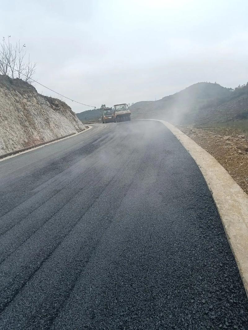 貴州旭輝科技建設安龍縣海子至灑雨公路改擴建工程,道路瀝青路面 - 抖