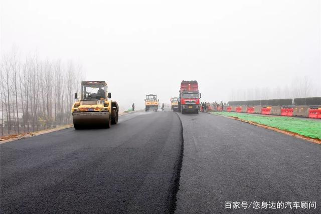 水泥路面更結(jié)實(shí),成本還低,為何高速公路卻喜歡用瀝青路面呢?