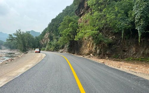 懷柔區(qū)水毀公路重建取得階段性進(jìn)展 路面鋪筑完成加速災(zāi)后恢復(fù)進(jìn)程