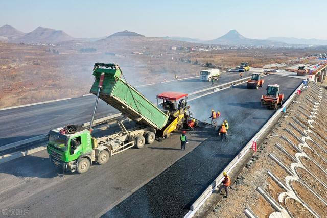 山東臨沂至滕州高速公路 瀝青攤鋪忙，發(fā)展畫卷新
